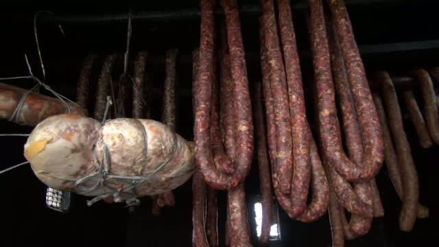 Pregatirile pentru Craciun au inceput in gospodariile din Maramures. "Ghita", sacrificat pentru prepararea bunatatilor