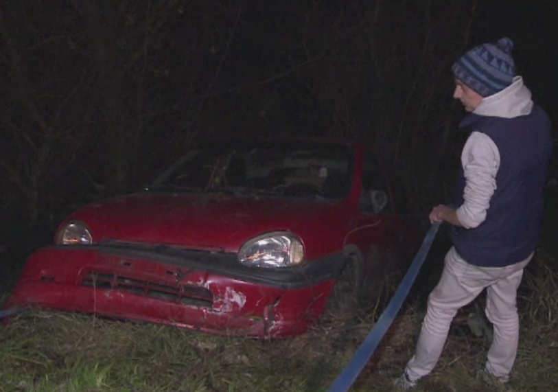 O soferita din Sibiu a devenit cascador din greseala si a ajuns cu masina in raul Cibin dupa ce a pierdut controlul volanului