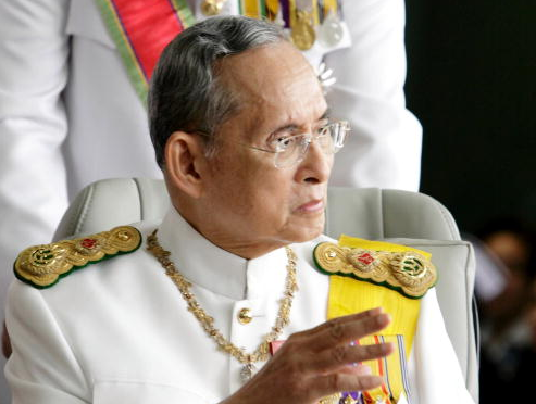 Un thailandez a fost arestat si risca pana la 32 de ani de inchisoare dupa ce a dat like la o poza pe Facebook. A cui era