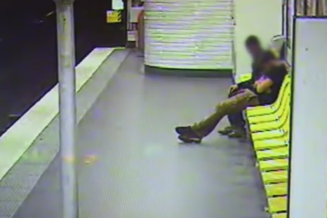 Un hot de buzunare a ajuns sa fie erou pentru victima sa. Gestul facut de un barbat la metroul din Paris. VIDEO