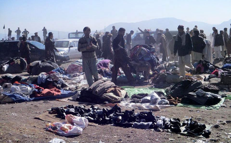 Atentat in Pakistan: Cel putin 17 morti si 50 de raniti in urma exploziei unei bombe intr-o piata. FOTO si VIDEO