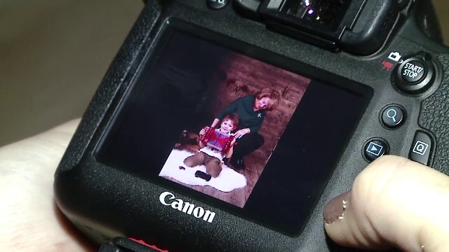 O fotografie cu cei dragi, realizata intr-un studio profesionist, cu decor de iarna. Pretul unui astfel de cadou de Craciun