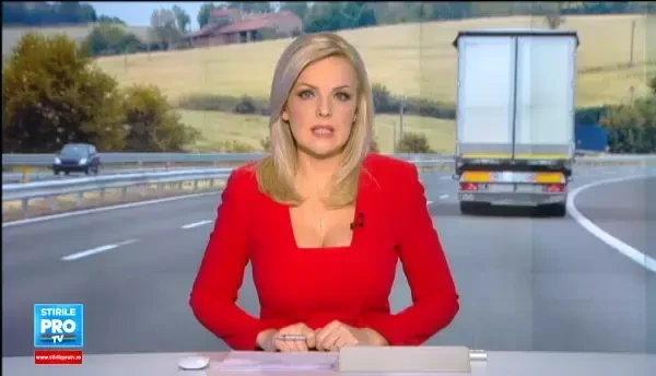 Un TIR incarcat cu masini a intrat intr-un automobil in care se aflau 2 tineri. Soferul autoturismului, in coma la spital