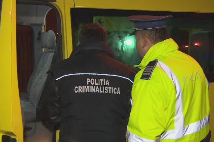 Scene violente la Campina. Mai multi barbati mascati au atacat un microbuz plin cu pasageri si l-au vandalizat