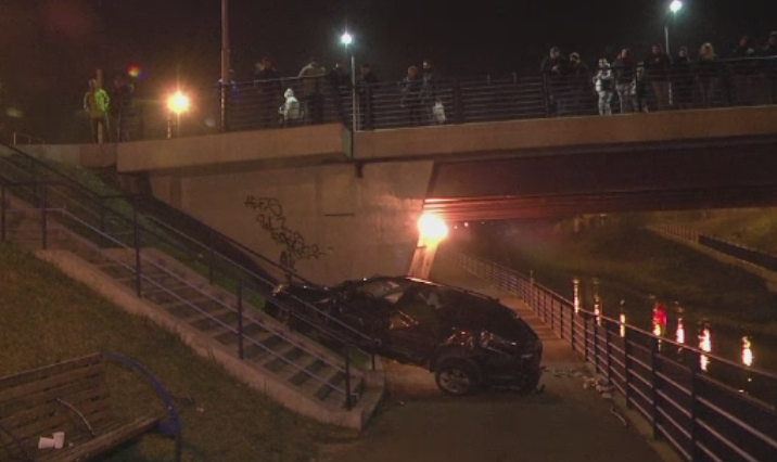 Cascadorie la Sibiu. A cazut cu masina de pe pod pe malul raului Cibin, dupa ce a fost lovit de un sofer incepator