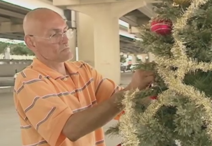 "Nu trebuie sa ai averi ca sa ajuti". Cum au reactionat americanii dupa ce un om al strazii a ramas fara pomul sau de Craciun