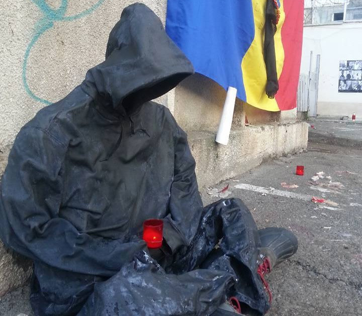 Victimele de la Colectiv, comemorate printr-o "statuie" neagra, din haine, amplasata in fata clubului. Cine este autorul
