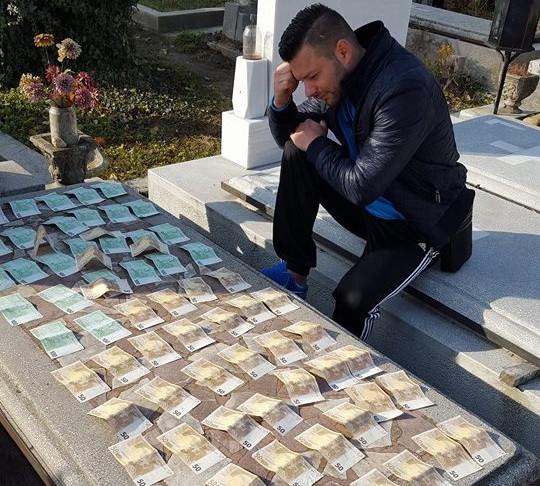 Romanul care s-a dus la cimitir sa-si plateasca datoria catre un prieten. "Sa ai de Craciun, sa iti cumperi ce vrei"