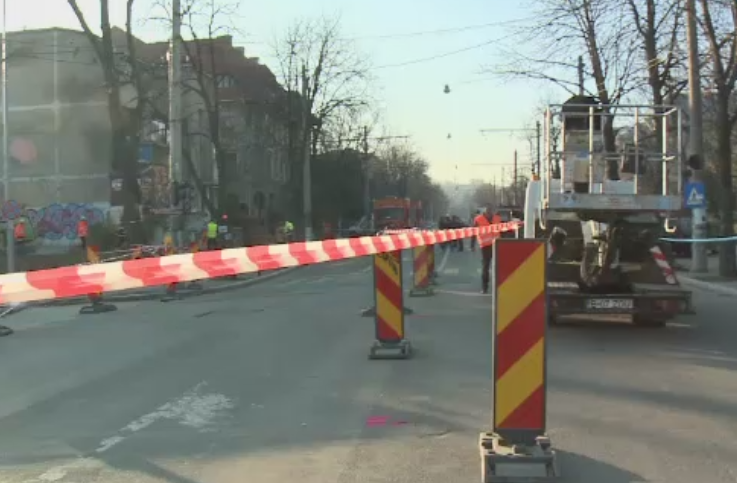 ANIMATIE GRAFICA. Momentul in care "Varvara" a surpat asfaltul de la Eroilor. Firma de constructii refuza sa dea o explicatie