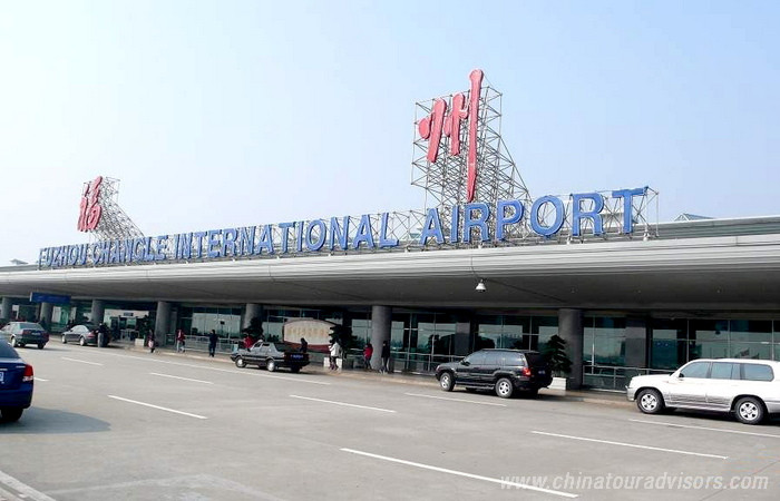 Incurcatura pe un aeroport din China: pompierii au stins incendiul de la avionul gresit. Ce s-a intamplat cu pasagerii