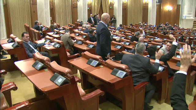 Parlamentarii il sfideaza pe Iohannis si nu renunta la pensiile speciale de mii de lei. Gestul facut luni de liderii PSD