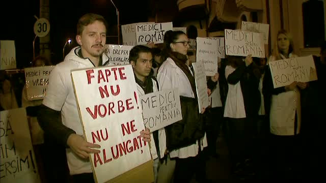 Zeci de absolventi de Medicina au protestat in fata Palatului Cotroceni. Ce i-au cerut presedintelui Iohannis
