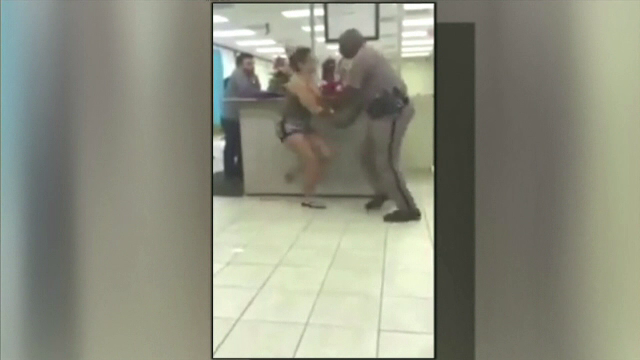 Bataie intre un politist si o tanara din Florida, suprinsa de camerele video. Ce a facut femeia cand a fost data afara