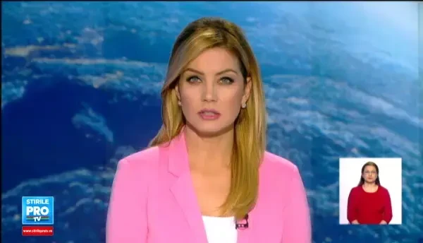 O ambulanta s-a rasturnat in mijlocul drumului dupa ce s-a ciocnit cu un autoturism, in Timisoara. Doua persoane, ranite