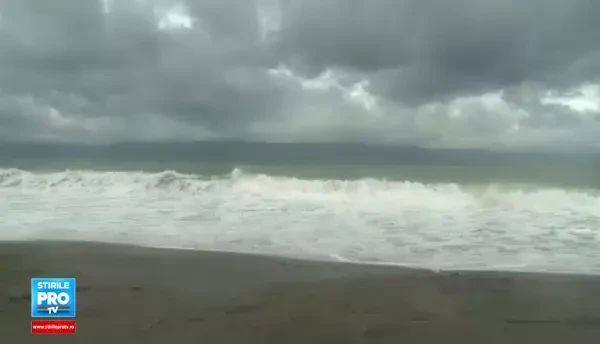 Vantul a atins 185 de km/h in Filipine, la venirea taifunului Melor. Peste 700.000 de oameni au fost evacuati. VIDEO