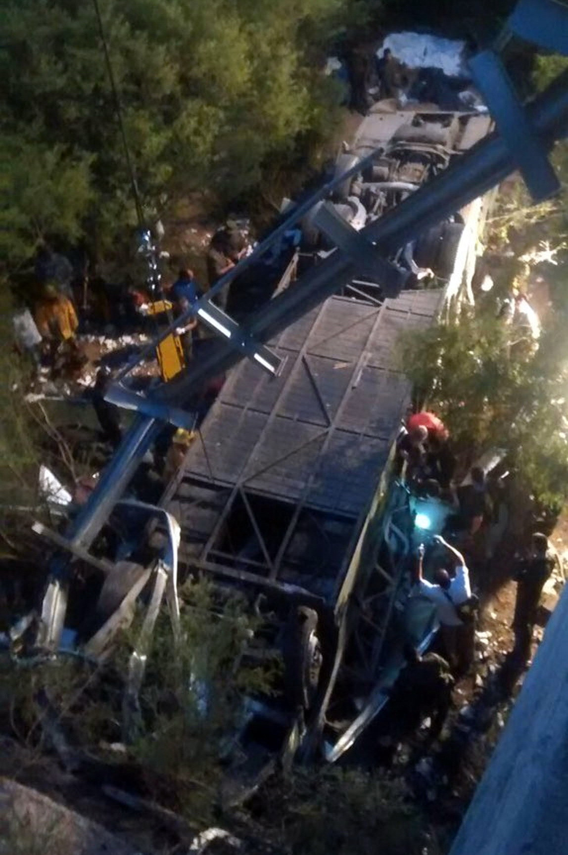 43 de jandarmi morti, noul bilant al accidentului din Argentina. O pana de cauciuc ar fi aruncat autocarul in prapastie