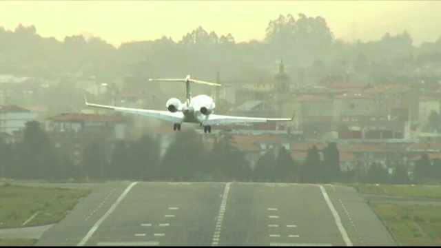 Aterizari cu emotii din cauza unui vant puternic, in Spania. Imaginile de infarct surprinse de camere