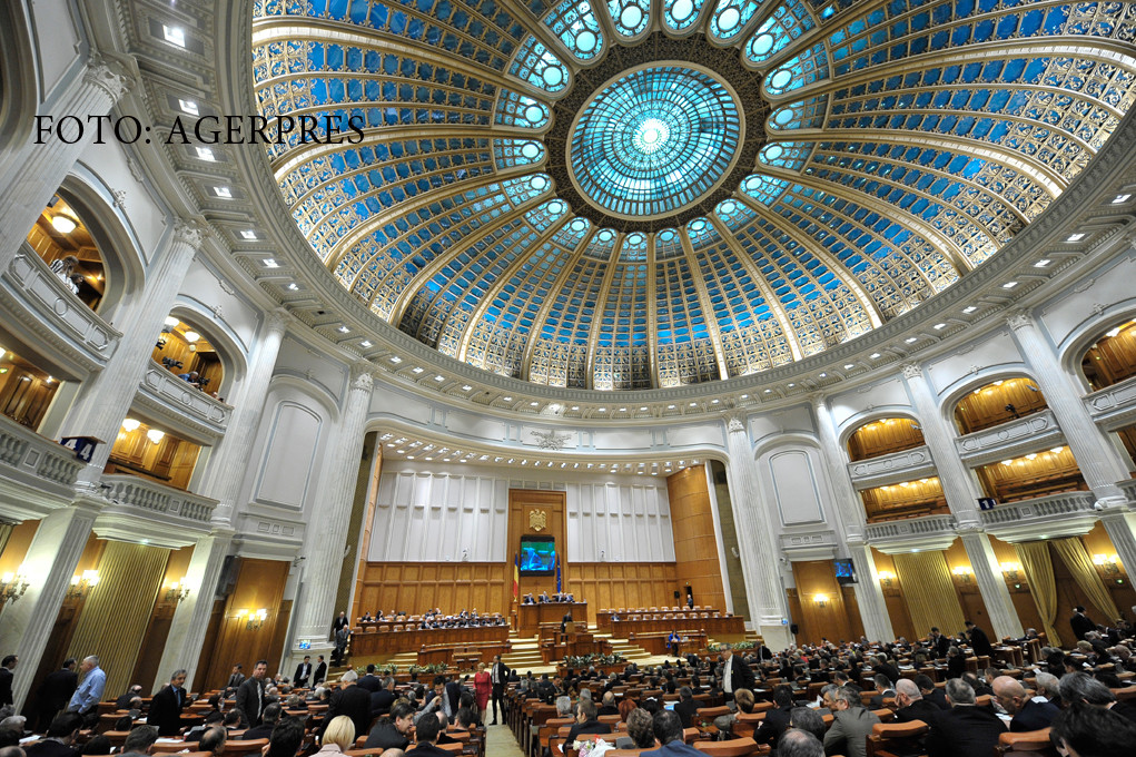Si-au dat pensii speciale de mii de lei, au aplaudat si au oferit explicatii ridicole. "Spectacolul" de marti din Parlament