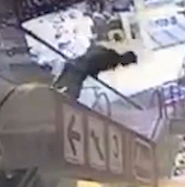 A cazut de pe scara rulanta din mall pe capul unui barbat. Deznodamantul neasteptat al accidentului socant. VIDEO