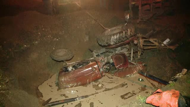 Romania devine o groapa imensa care ne va inghiti pe toti. Un barbat a murit dupa ce a cazut cu tot cu tractor intr-un sant