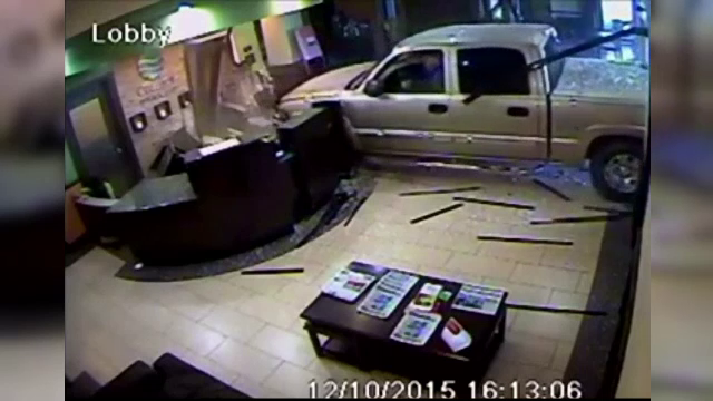 Motivul pentru care un sofer a intrat in geamurile unui hotel si s-a oprit la receptie. Incidentul a fost filmat