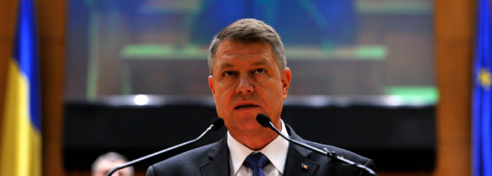 Sute de oameni au protestat din nou in fata Parlamentului de la Chisinau si au cerut alegeri anticipate