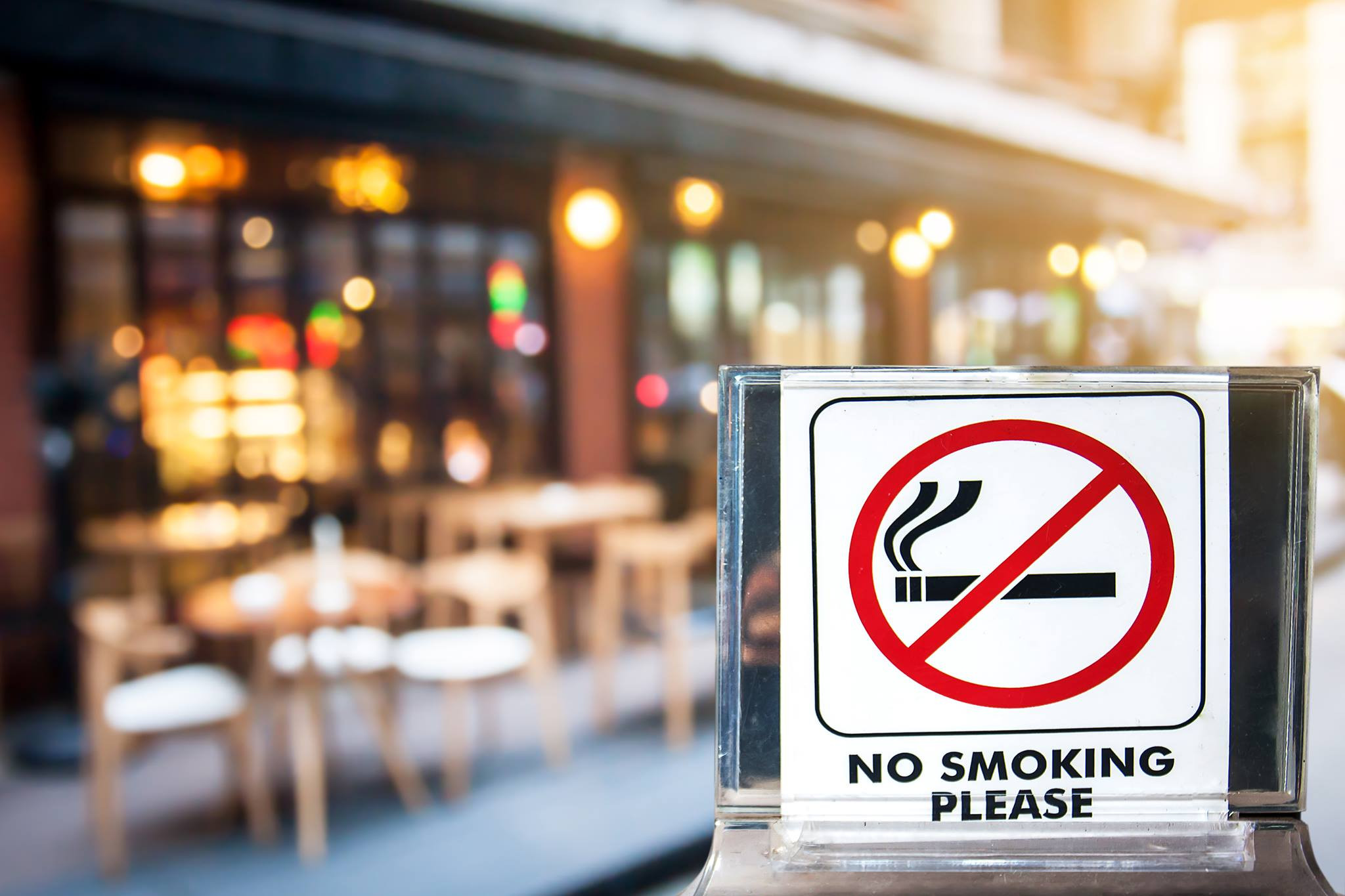 Legea care interzice fumatul in spatiile publice inchise, atacata la Curtea Constitutionala de un grup de 33 de senatori