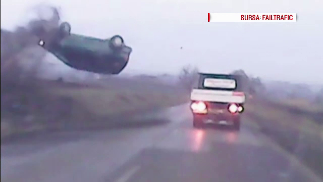 Accident spectaculos in Botosani: un sofer s-a rostogolit cu masina, dupa o depasire periculoasa. Totul a fost filmat