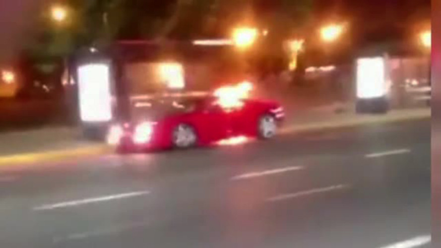 Un Ferrari a luat foc din senin in trafic. Cum au reactionat ceilalti soferi