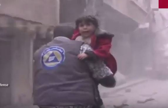 Imaginile cumplite surprinse in Siria dupa un raid care a ucis 49 de civili. Momentul in care o fetita isi cauta mama: VIDEO