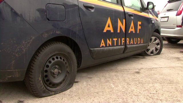Proteste violente in Focsani fata de controalele ANAF. Comerciantii au taiat cauciucurile unei masini a Fiscului