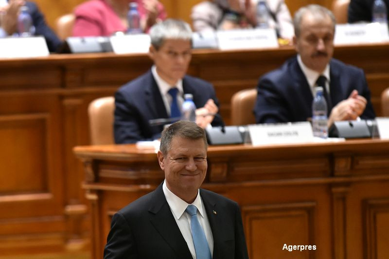 Iohannis, discurs in Parlament: "Cea mai tragica lectie in 2015 se numeste Colectiv". Ce banner a fost afisat la un balcon