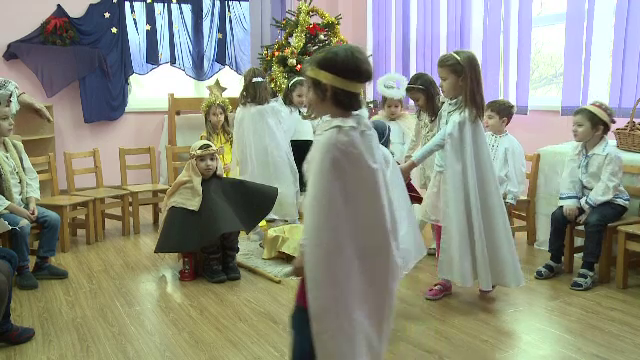 Bucuria copiilor scoate bani grei din buzunarele parintilor. Cat platesc pentru a-i costuma pe micuti la serbarile de Craciun