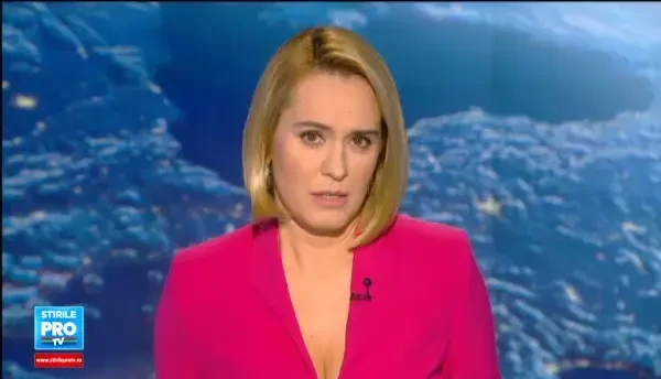 Tanarul din Ploiesti care a aruncat cu bani in trecatori e in vizorul politiei. Cum s-a filmat: Bai, la care va e foame?