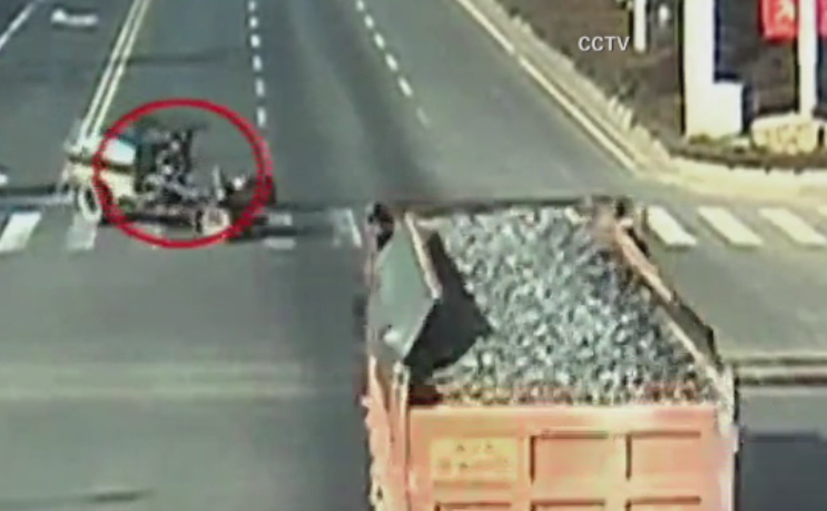 Accident bizar intr-o intersectie din China. Momentul in care un mic tractor a fost spulberat de un camion. VIDEO