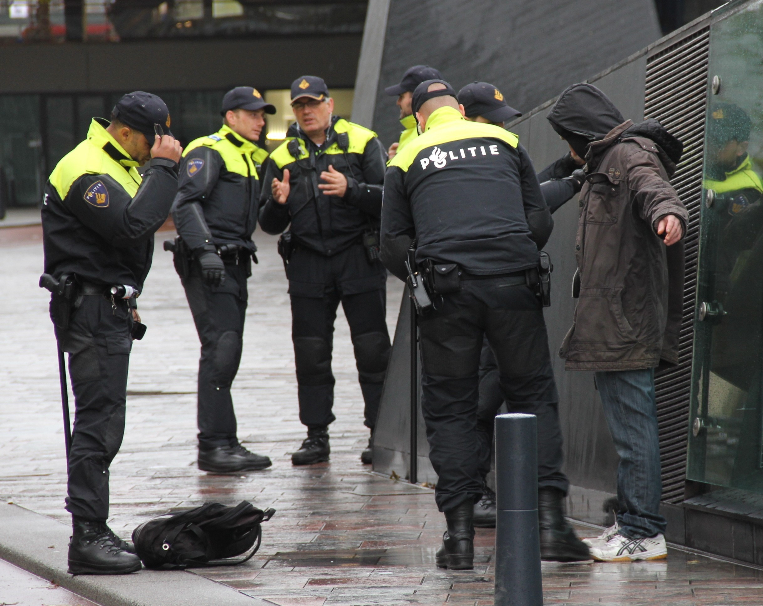 Demonstratie violenta anti-imigranti, in Olanda. Politia a fost nevoita sa traga focuri de avertizare