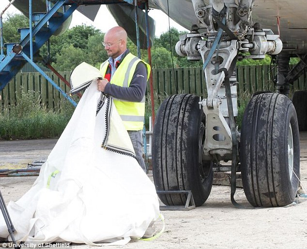 Fly-Bag, solutia cercetatorilor pentru diminuarea efectelor devastatoare pe care le are o bomba intr-un avion. VIDEO
