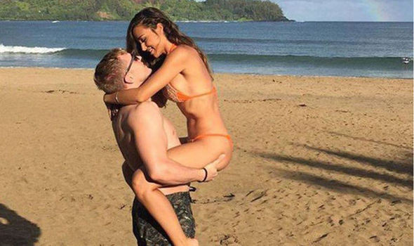 O tanara le-a cerut ajutorul utilizatorilor de pe internet sa ii modifice poza din luna de miere. Rezultatul a devenit viral