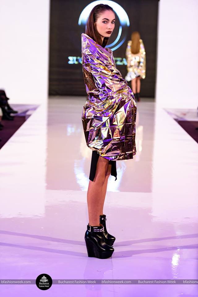 Colectia revoltatoare a unui designer roman "in ajutorul" victimelor din Colectiv. Accesoriul purtat de modele pe podium