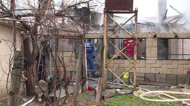 O femeie de 80 de ani a murit intoxicata cu fum si arsa, in casa, in Mizil. Focul ar fi pornit de la soba