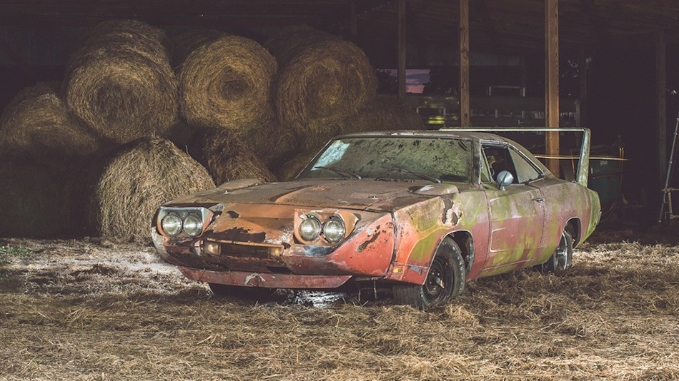 Au tinut o masina veche timp de 30 de ani intr-un hambar. Ce au descoperit proprietarii dupa ce au pus-o in vanzare