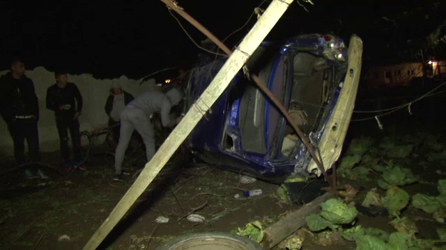 Accident grav in Dolj. Un tanar a murit dupa ce masina in care era a parasit drumul si a spulberat un gard din beton