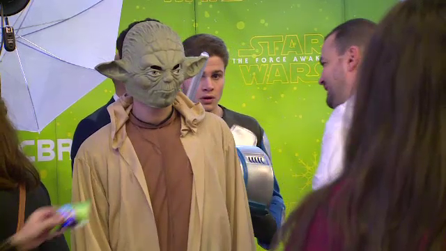 STAR WARS a avut premiera in Romania, iar cinemaurile s-au umplut in miez de noapte. Fanii, costumati in ton cu evenimentul