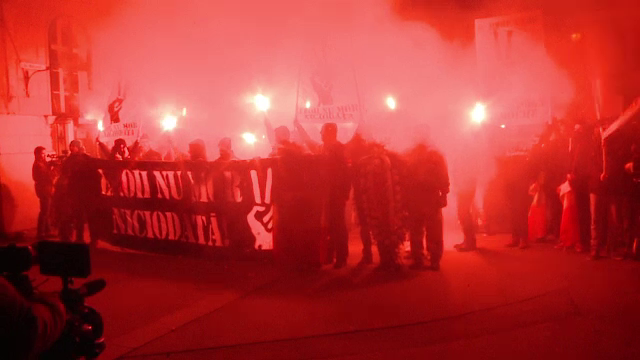 26 de ani de la Revolutie. Peste 200 de suporteri au iesit joi seara in strada la Timisoara cu steaguri si faclii in maini