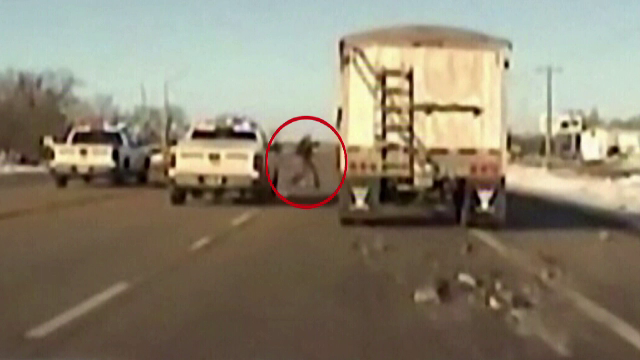 Interventie ca in filme. Politistii au oprit un camion care mergea haotic pe autostrada, dupa ce soferului i s-a facut rau