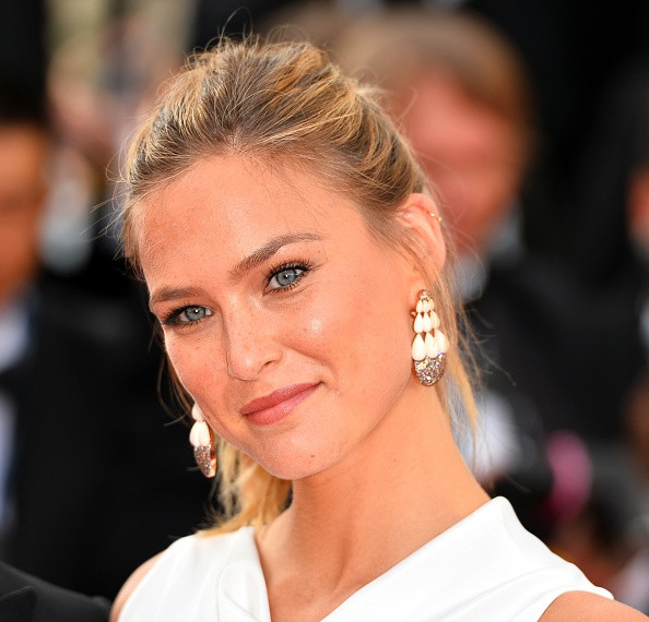 Top modelul israelian Bar Refaeli a fost arestata in Israel. Politistii au interogat-o timp de 12 ore