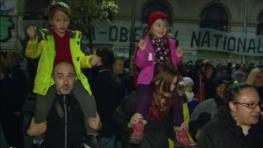 Parintii fotografi care si-au luat copiii la protestele impotriva coruptiei. "Sa nu accepte lucrurile cum le-am acceptat noi"