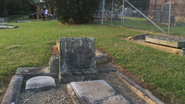 S-au plans ca aud sunete bizare din cimitir si au instalat camere. Oamenii, terifiati cand au vazut imagine filmate noaptea