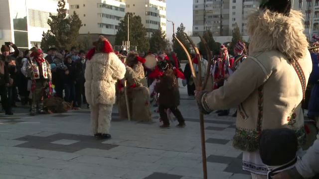 Parada colindatorilor de la Buzau. Strazile orasului au fost impanzite de zeci de colindatori veniti din toata tara