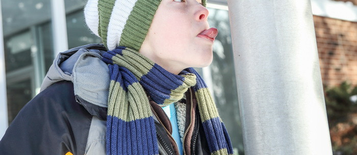 O farsa stupida i-a adus dureri cumplite. Un tanar s-a ales cu limba rupta dupa ce a lins o teava inghetata timp de 5 minute